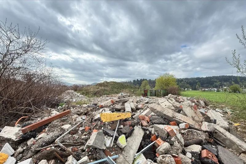 Kupi nezakonito odloženega gradbenega materiala v Dobrunjah. Foto: Uredništvo